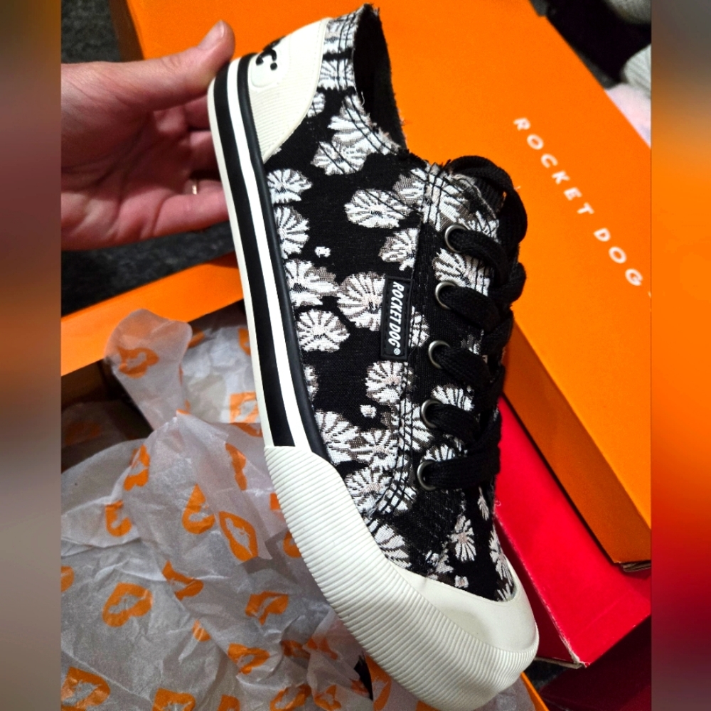 *new* canvas shoes
